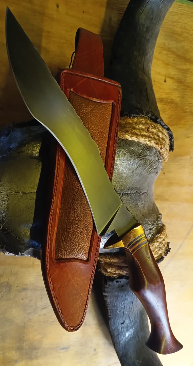 Fixed Blade Hunters Knife For the Professional Hunter – Curved Brown Handle