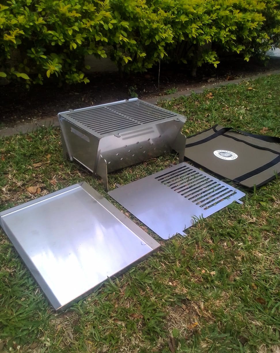 Flat Pack Mega Braai met braaipan, kombinasie-braaiplaat en canvas-sak.