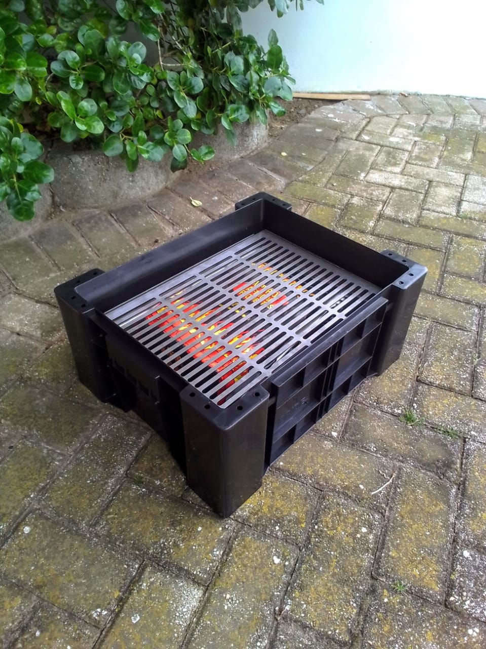 Braairooster gepak bo-op die inhoud van die oop AmmoBox.