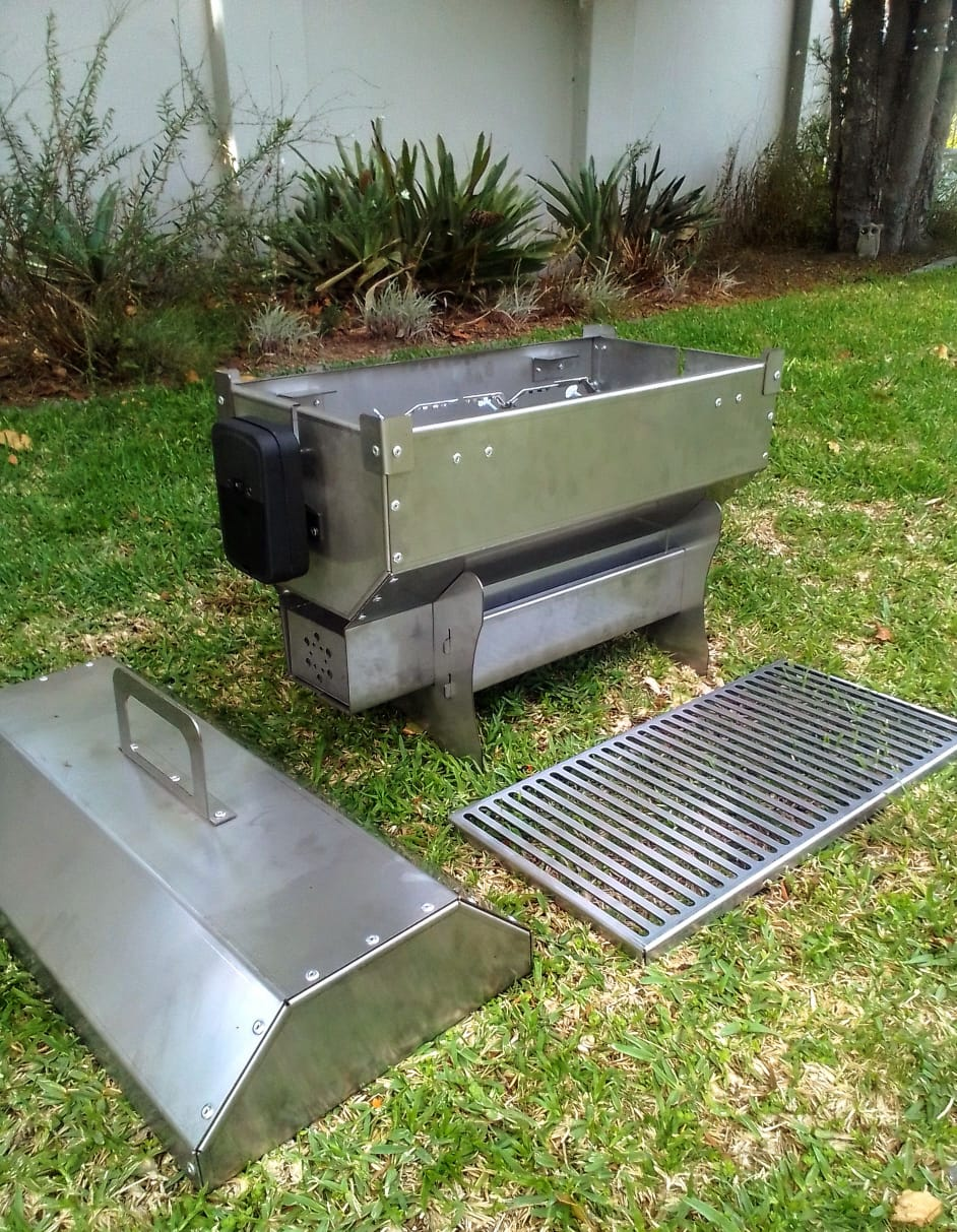 Braai met deksel op ’n voetstuk.