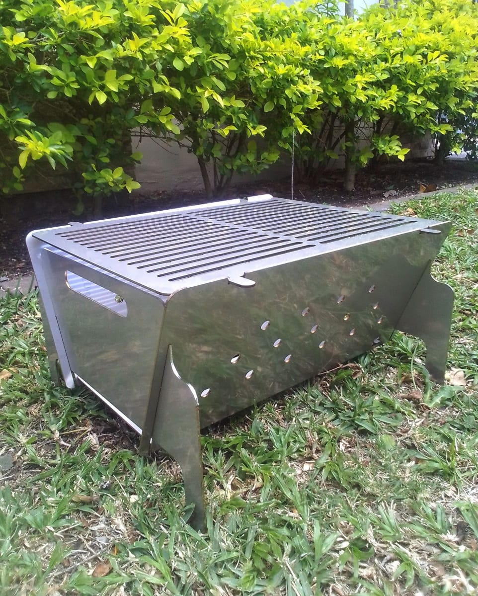 Flat Pack Mega Braai met braairooster bo-op.