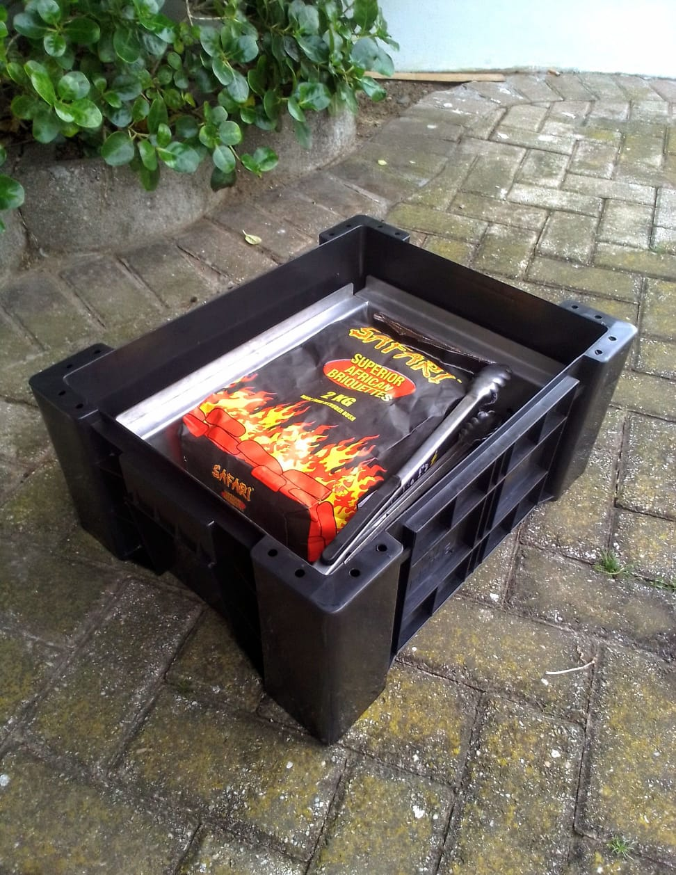 Charcoal en braaibykomstighede gepak in die AmmoBox.