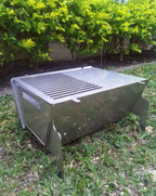 Flat Pack Mega Braai met 50/50-kombinasie-braaiplaat.