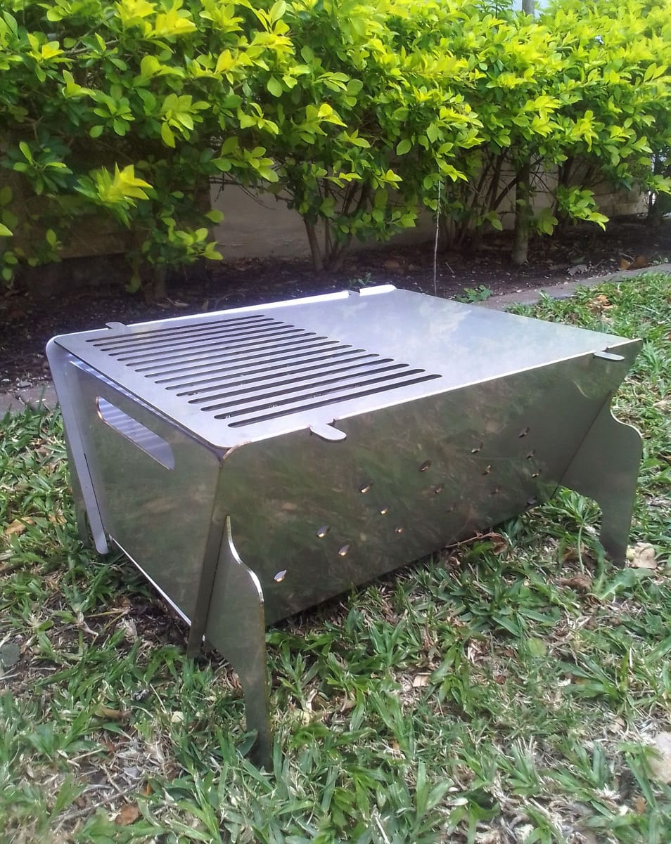 Flat Pack Mega Braai met 50/50-kombinasie-braaiplaat.