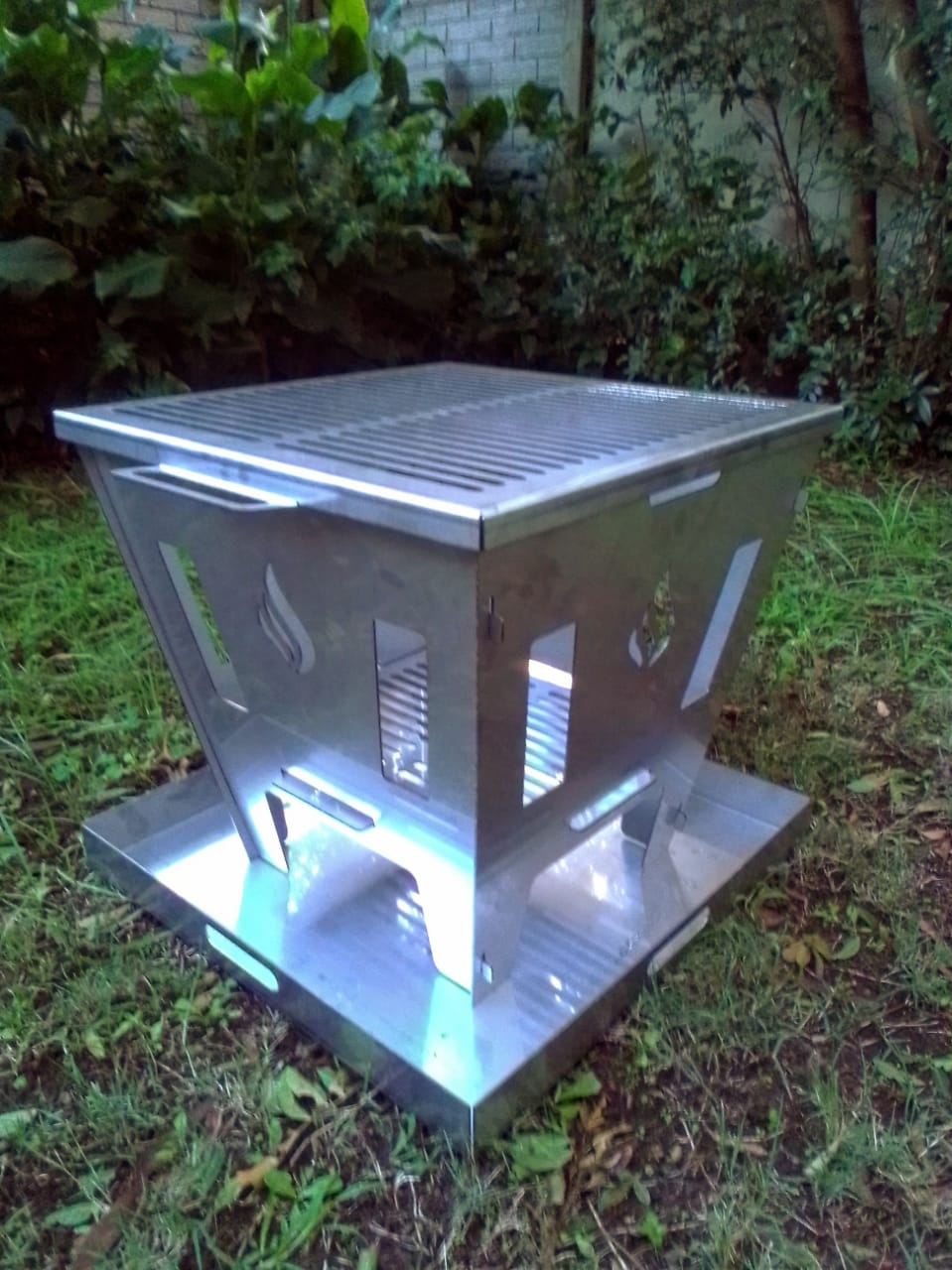 Flat Pack FirePit met braairooster bo-op en kolepan onder.