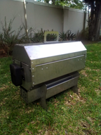 Braai met deksel en los braai rooster langsaan.