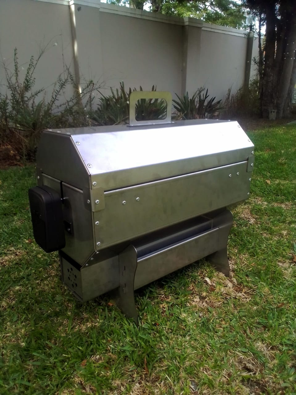 Braai met deksel en los braai rooster langsaan.